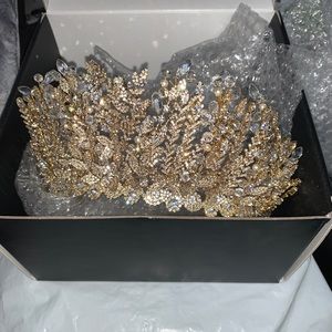 BNWT gold tiara
